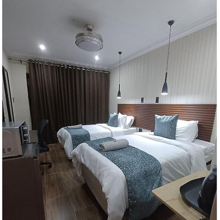 Delux Guesthouse Volksrust エクステリア 写真