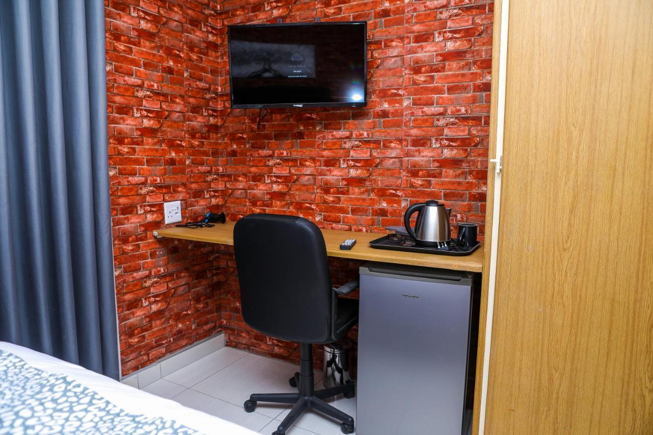 Delux Guesthouse Volksrust エクステリア 写真