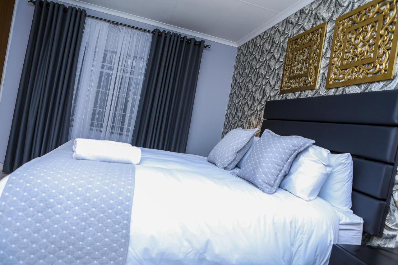 Delux Guesthouse Volksrust エクステリア 写真