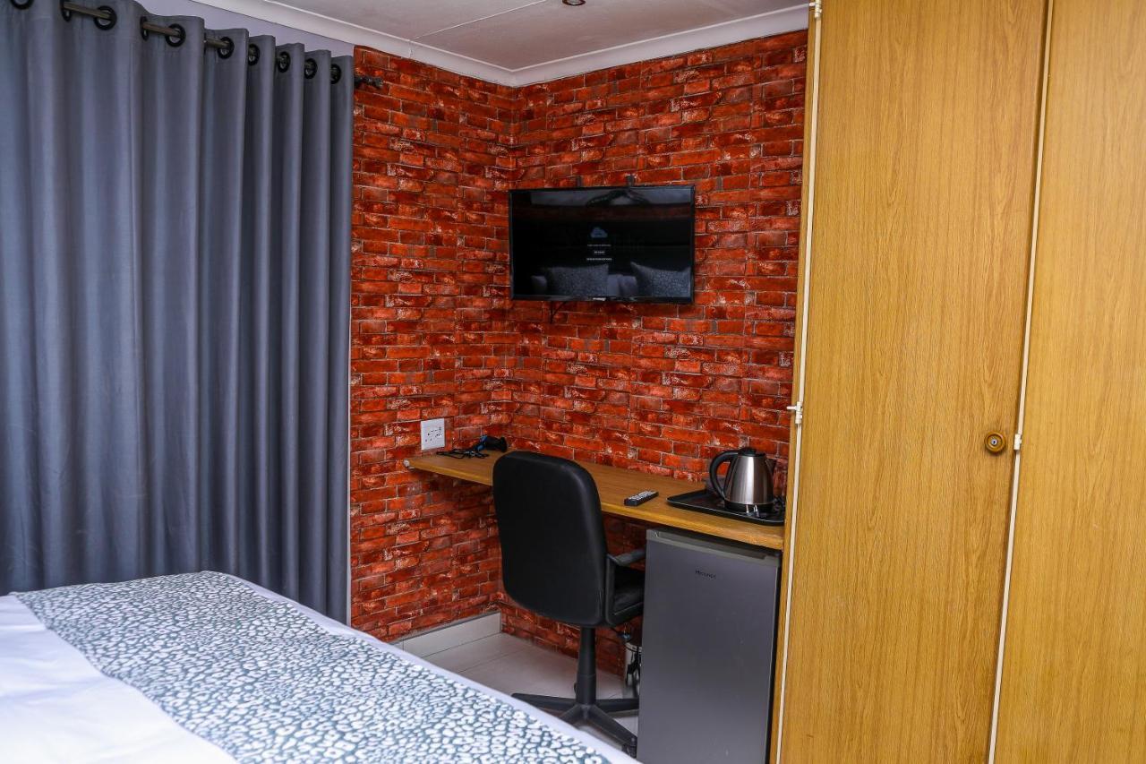 Delux Guesthouse Volksrust エクステリア 写真