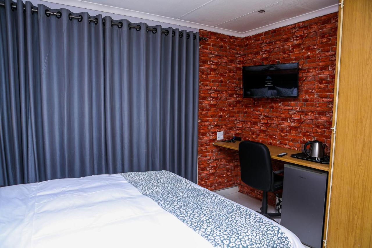 Delux Guesthouse Volksrust エクステリア 写真