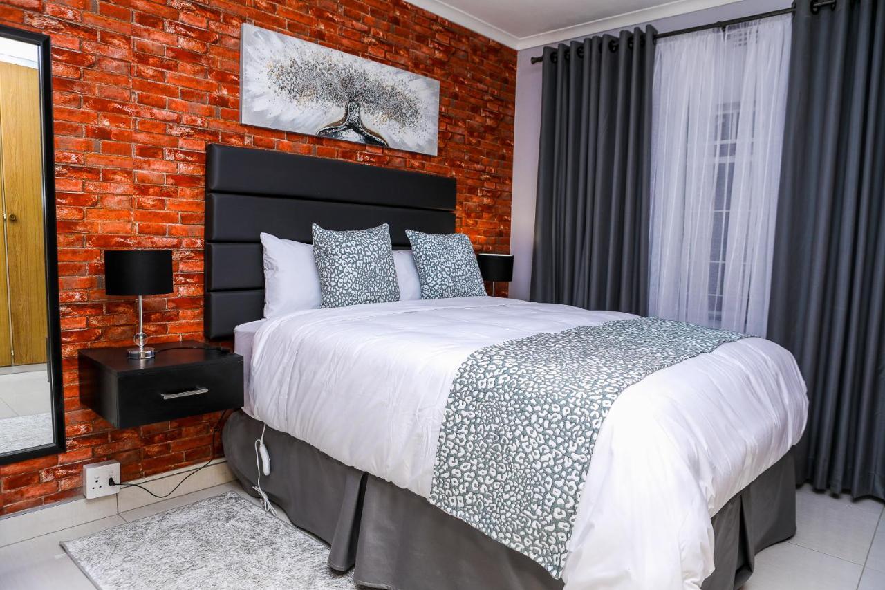 Delux Guesthouse Volksrust エクステリア 写真