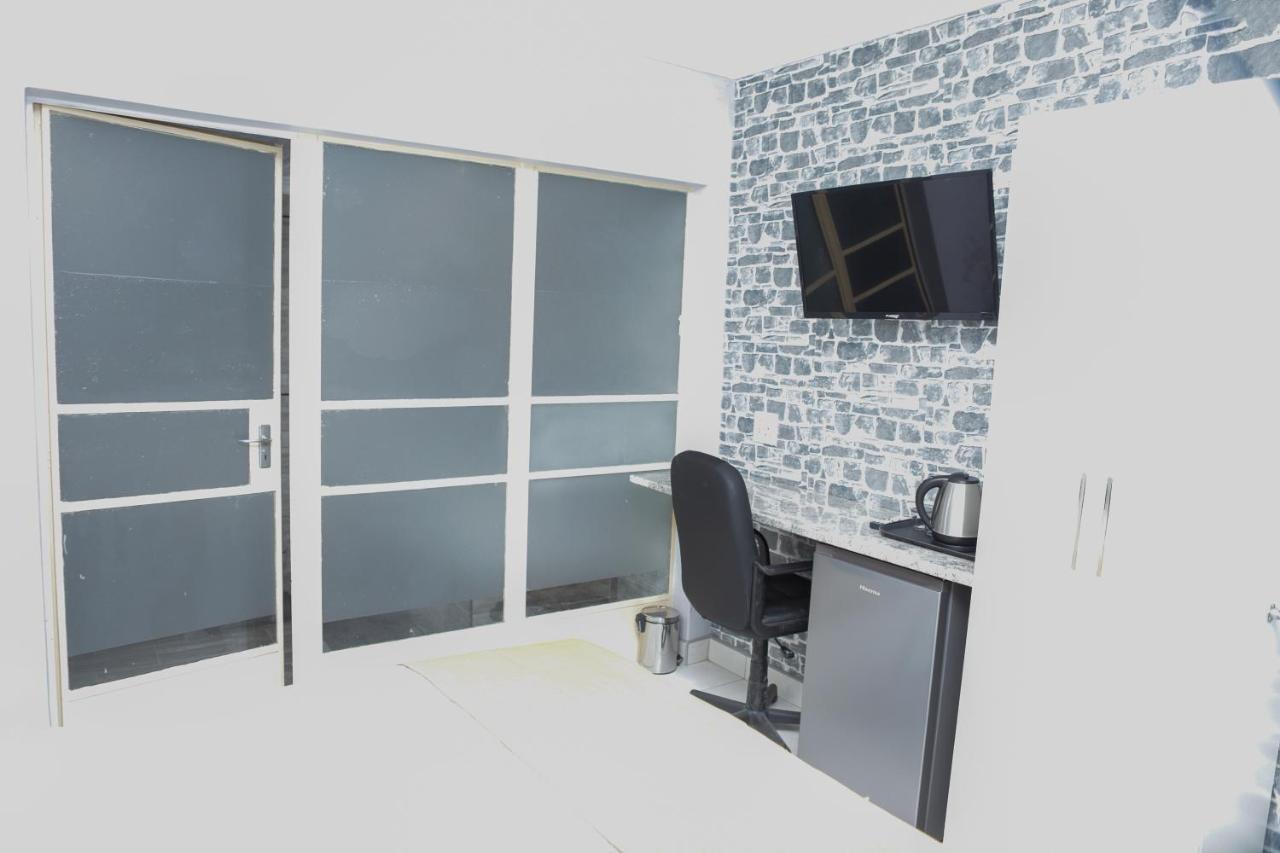 Delux Guesthouse Volksrust エクステリア 写真