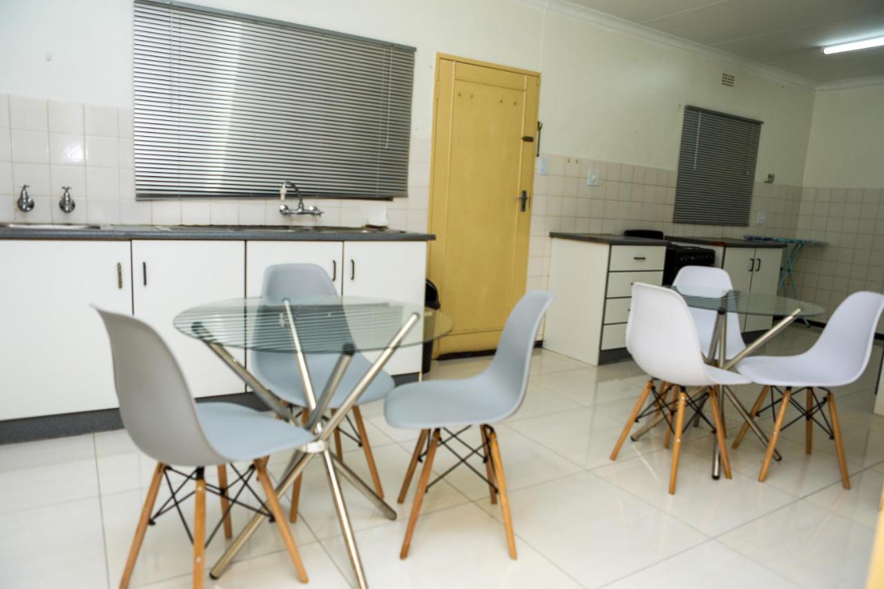 Delux Guesthouse Volksrust エクステリア 写真