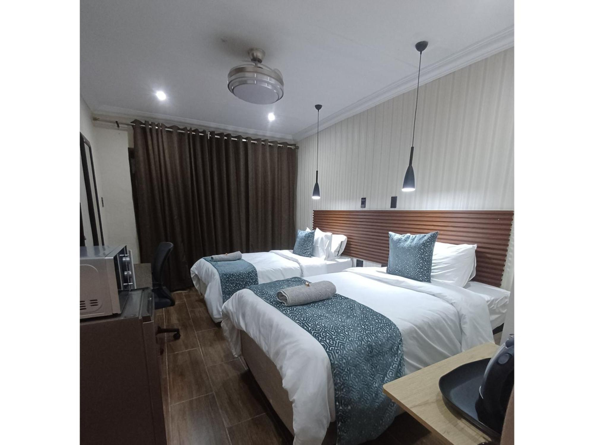 Delux Guesthouse Volksrust エクステリア 写真