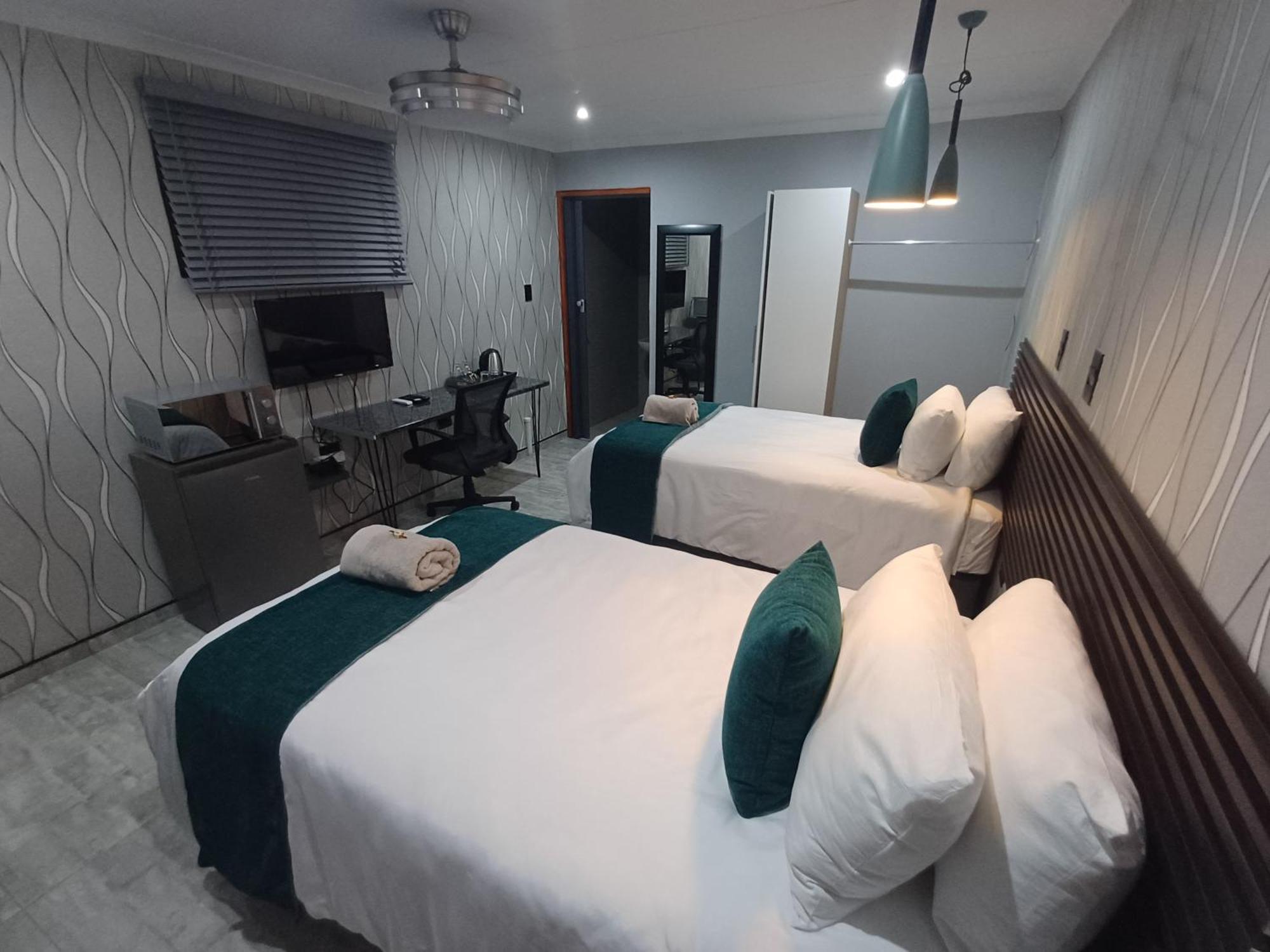 Delux Guesthouse Volksrust エクステリア 写真