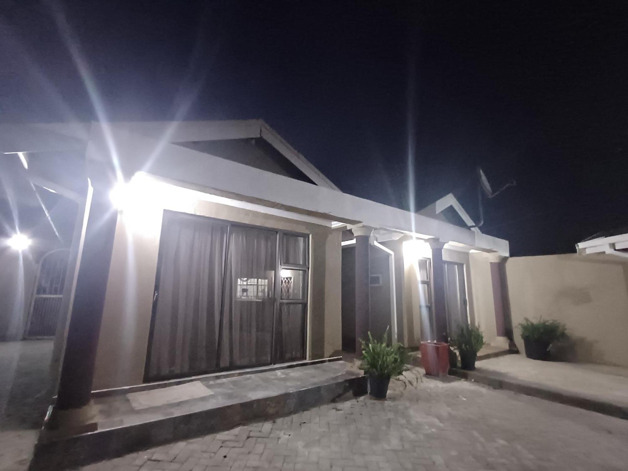 Delux Guesthouse Volksrust エクステリア 写真