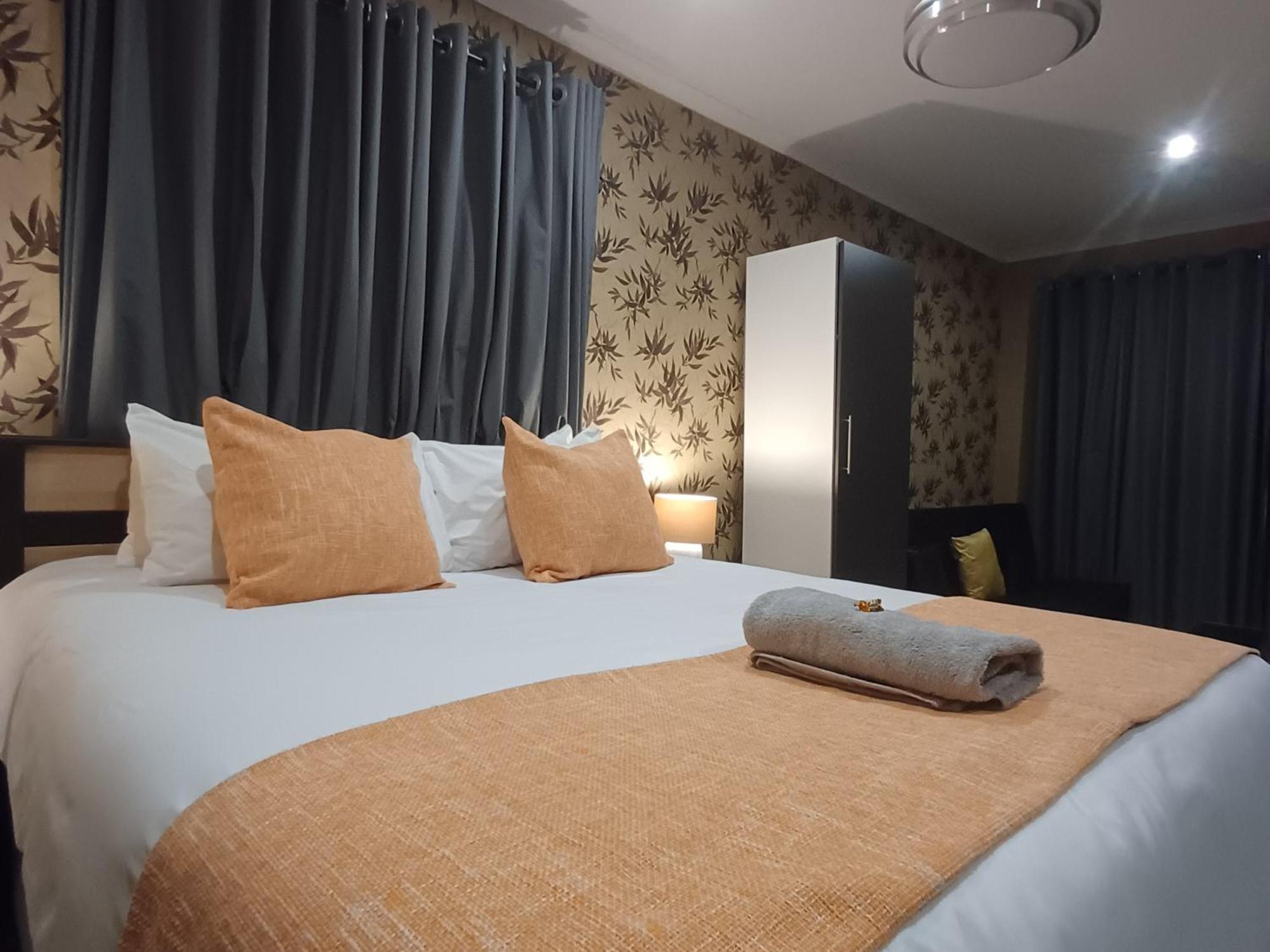 Delux Guesthouse Volksrust エクステリア 写真