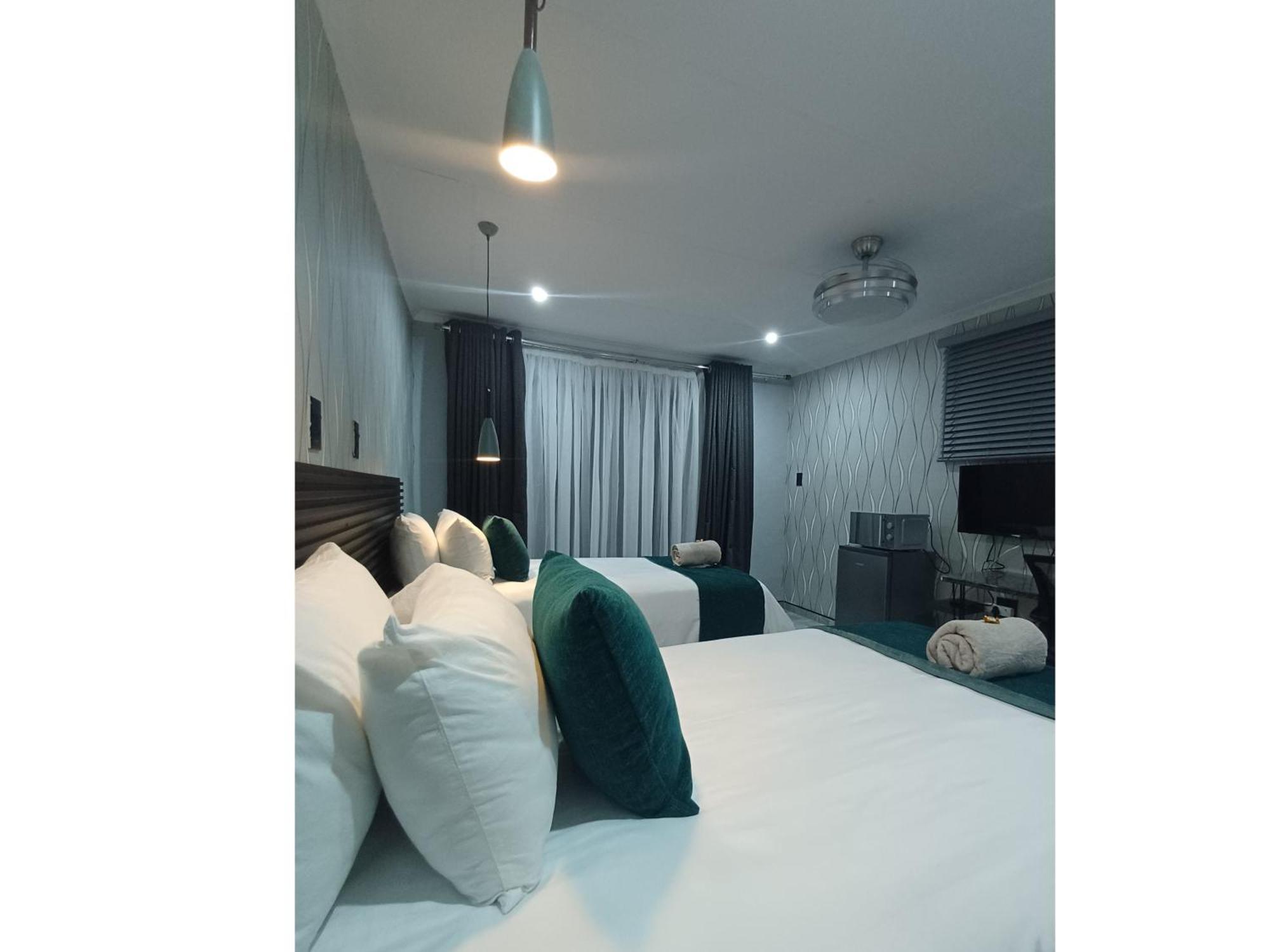 Delux Guesthouse Volksrust エクステリア 写真