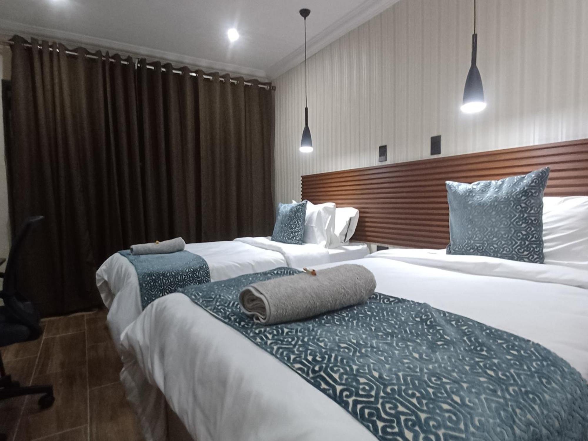 Delux Guesthouse Volksrust エクステリア 写真