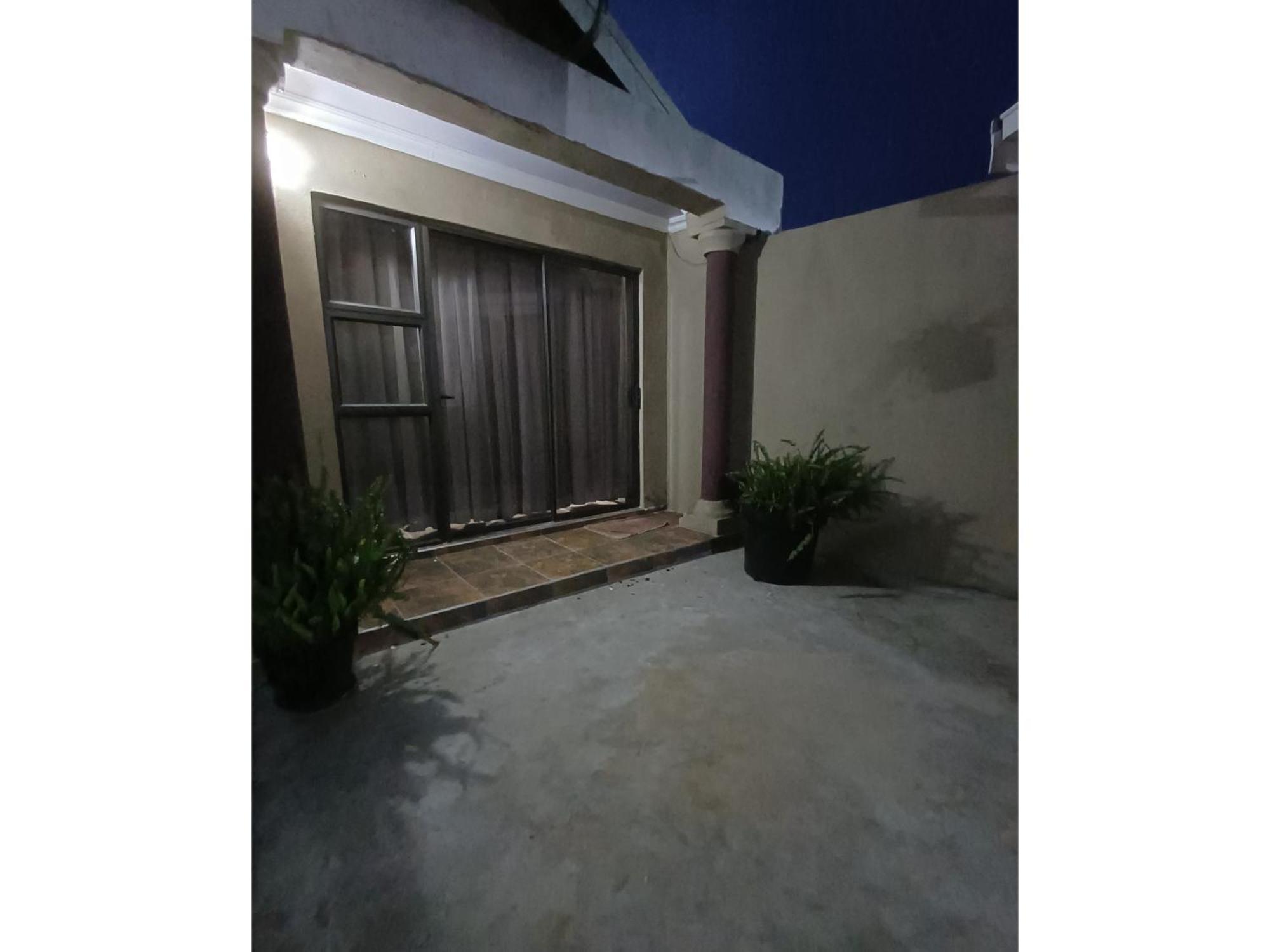 Delux Guesthouse Volksrust エクステリア 写真