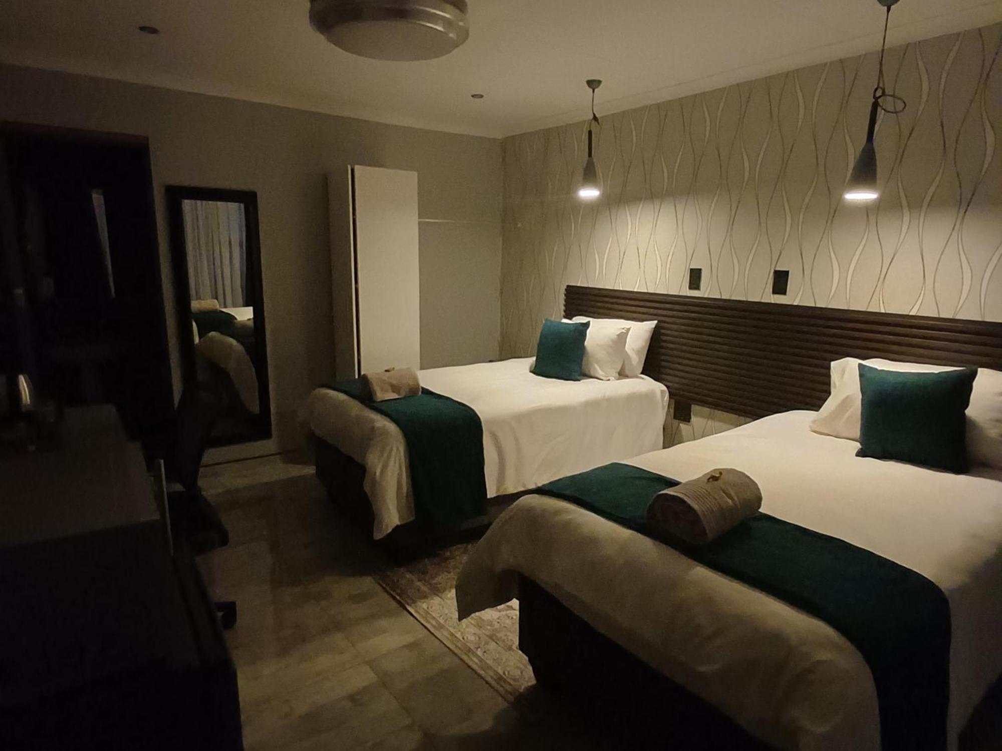 Delux Guesthouse Volksrust エクステリア 写真