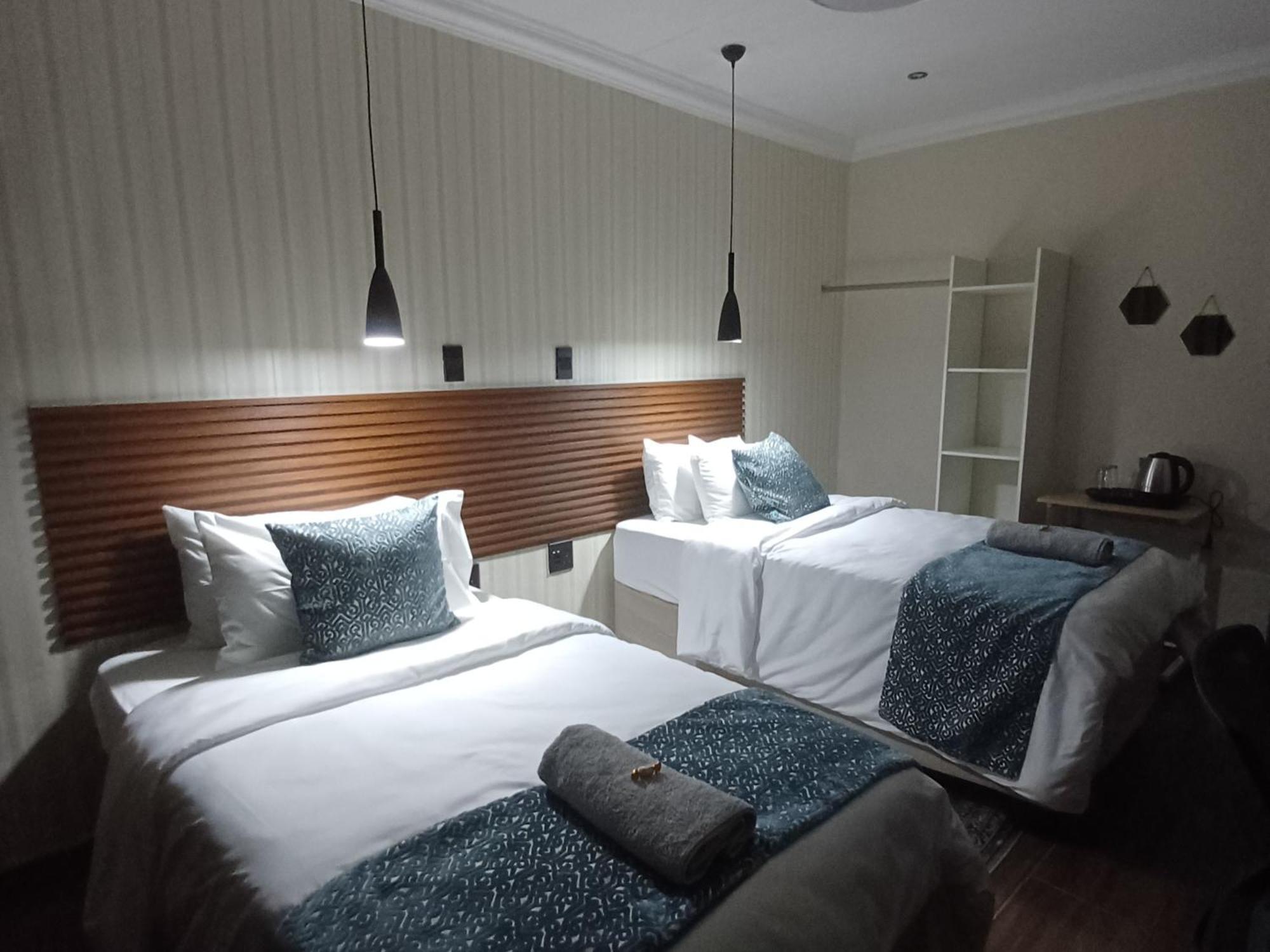 Delux Guesthouse Volksrust エクステリア 写真
